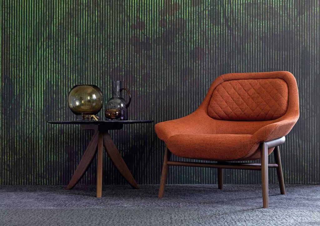 BertO家具配件：汉娜扶手椅，橙色织物和圆形马戏团茶几。
